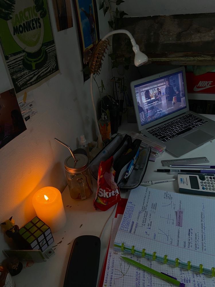 mothstudiegram tweet picture