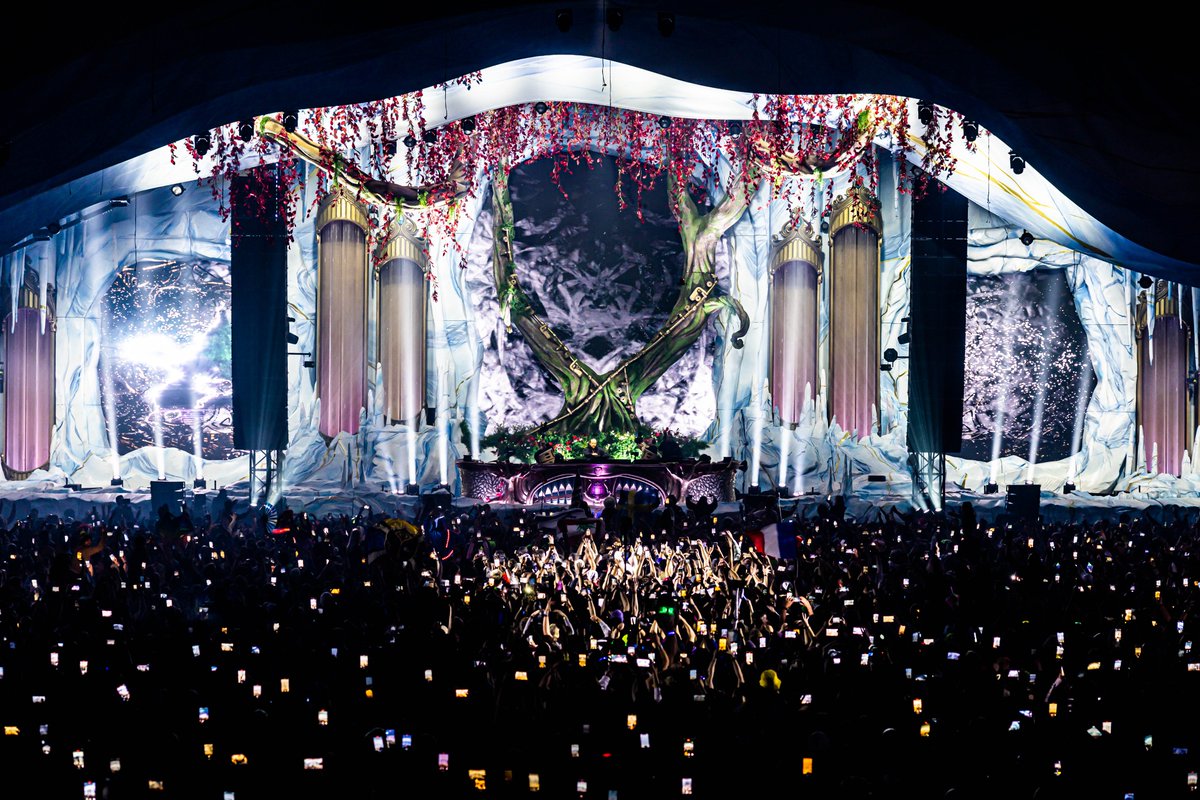 TMLwinter's tweet photo. The Tomorrowland Winter MainStage in full effect https://t.co/ORiZAWSgVv