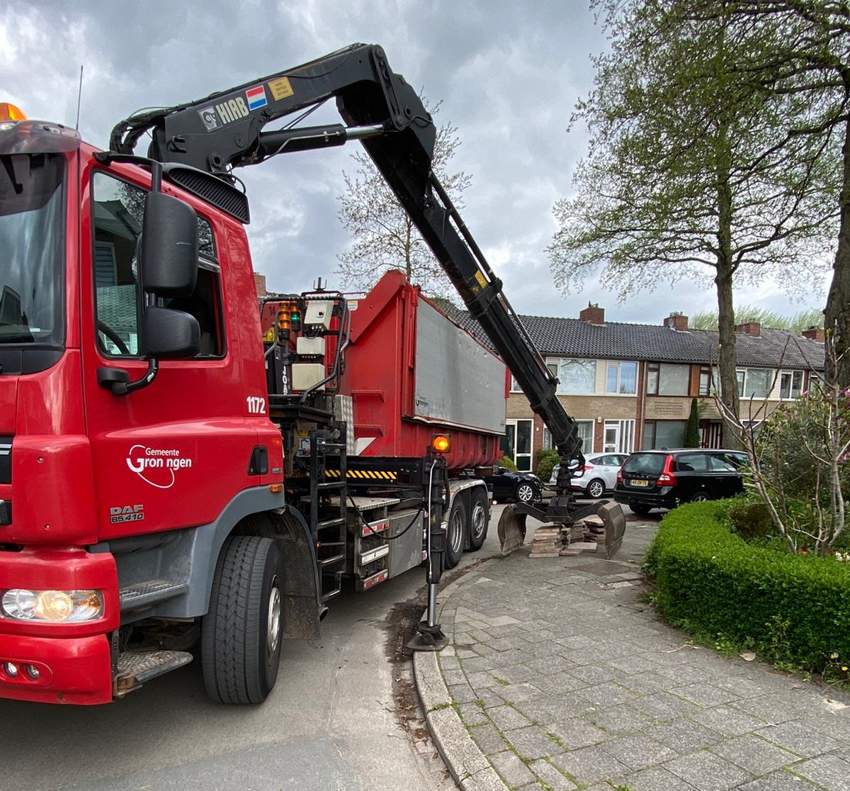 Vervang je tuintegels door groen en we halen de tegels op met de gratis Tegeltaxi. Groen is niet alleen mooi: het werkt ook verkoelend, helpt wateroverlast tegen te gaan en is goed voor de biodiversiteit.💚 De Tegeltaxi rijdt door diverse wijken en dorpen: bit.ly/3M4iGNf