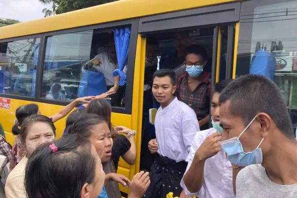 hrw's tweet photo. #Myanmar’s military junta has announced some amnesties, but 17,000 political prisoners are still rotting in jail. 

ASEAN foreign ministers meeting tomorrow should not be fooled, says @astroehlein in the Daily Brief today: https://t.co/fmJ2uUwMUe https://t.co/gDN1sxX3jp