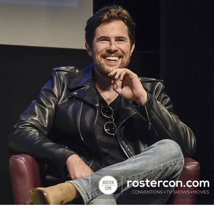 nasabuf's tweet photo. #lovehim #lovethisman #bestsmile #simplythebest #tohearandbeheard #davidberry #brilliant #witty #fun #kind #gracious #humble #mightyfineman #whataman #hotstuff #sexiestmanever, inside & out #manyhappysighs #cantgetenough #neverenough credit: @RosterCon https://t.co/yJyxcruUQ9