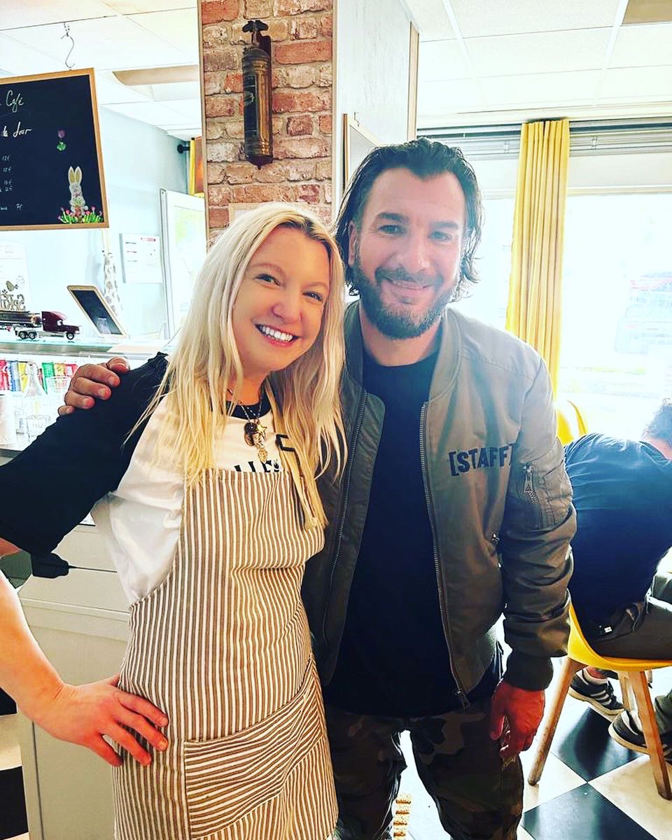 ChefLorenzo_off's tweet photo. Quelle belle surprise au café!! @MichaelYoun #vincentdesagnat #les11commandements #lestubesdugrenier #quiestlimposteur #jaijustefoirémonomelette @xSqueeZie @jocohenlebon @MisterVonline https://t.co/1BivXCraUF
