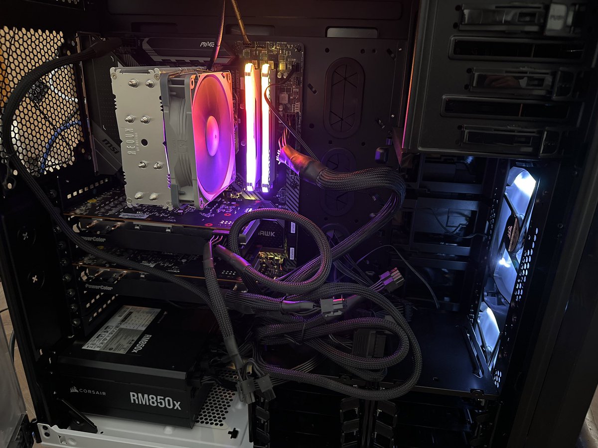FrancoTradingFT's tweet photo. Nuevo #SetupTrading🔋✅
Mother msi b550 tomahawk
Ryzen 9
Ssd 1tb nvme m.2
Dos placas de video rx 6600
Cooler noctua nh-u12s
Fuente 1000w corsair
2 ram de 16 corsair
2 monitores Samsung de 27”
1 monitor de 34” ultrawide viotek gnv34dbe2
MyT: logitech mx ergo + ergo mx vertical https://t.co/MxBfRNbLH9
