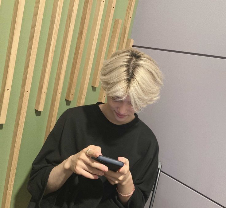 𝐏𝐎𝐕: "então... você namora o tal do Charlie, aquele guitarrista que é apaixonado em astronomia e é pai de menina?"