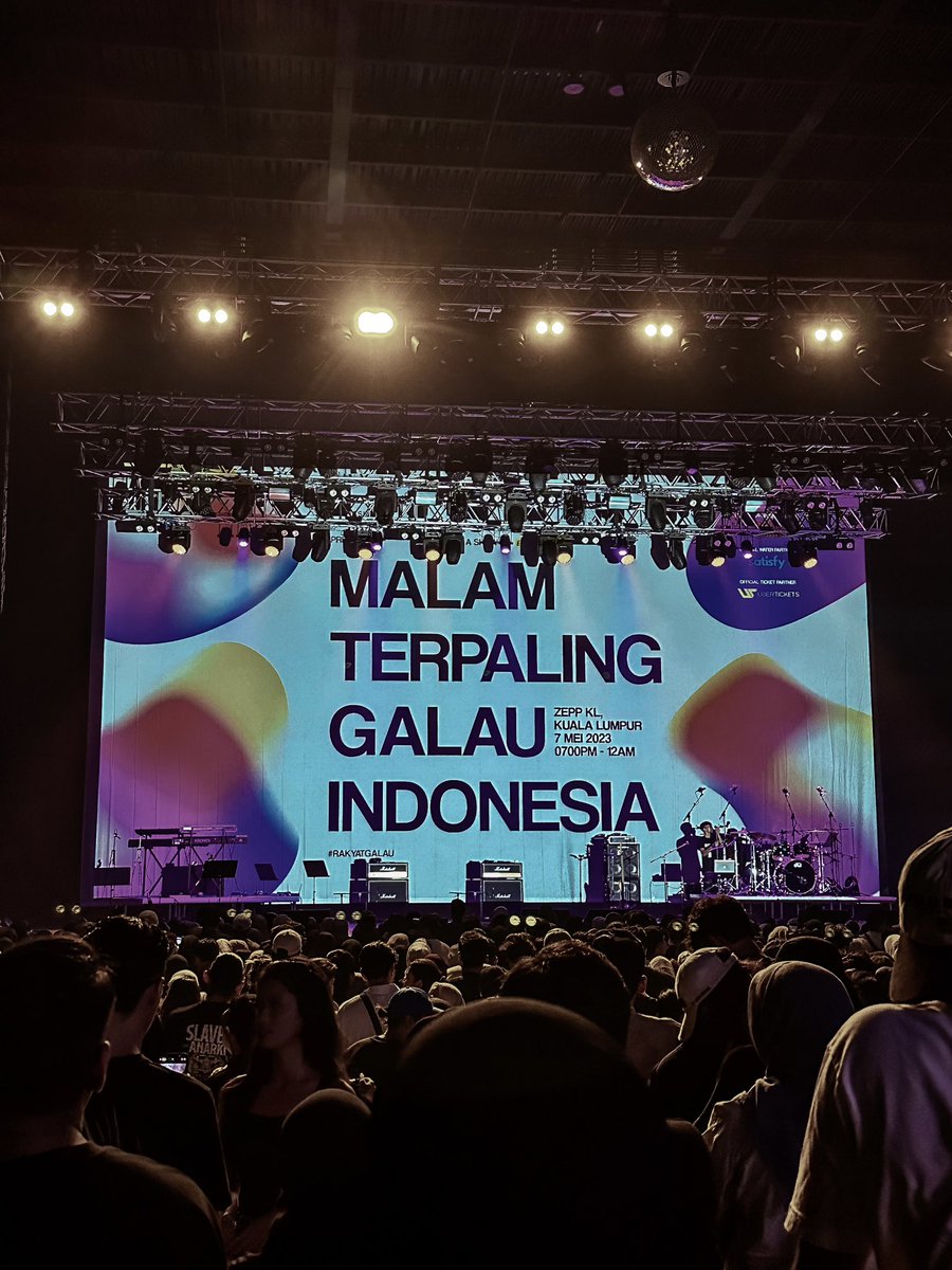 ewadablablablur's tweet photo. Since mgi dekat angkasa sampai lah ke zepp mmg pergi dan tak peduli sapa nyanyi langsung. Mmg sejenis pantang dgr apa2 about indonesia bedesup la pegi. Saya hanya nak nyanyi dan galau! 😌 #malamterpalinggalauindonesia #zeppkl #mtgi #mgi @ELMIELMO https://t.co/WFpXQJxAd7