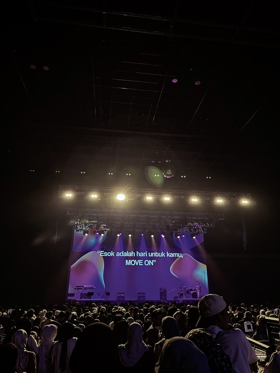 ewadablablablur's tweet photo. Since mgi dekat angkasa sampai lah ke zepp mmg pergi dan tak peduli sapa nyanyi langsung. Mmg sejenis pantang dgr apa2 about indonesia bedesup la pegi. Saya hanya nak nyanyi dan galau! 😌 #malamterpalinggalauindonesia #zeppkl #mtgi #mgi @ELMIELMO https://t.co/WFpXQJxAd7