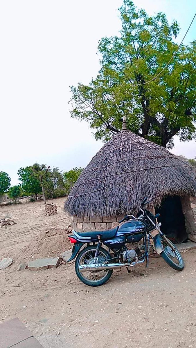 MukeshChhapri's tweet photo. शहरी कंकरीट रै जंगल स्युँ कोसो दूर गाँव री हवेली 
असल सुख अर सूकून अठे ही है। #राजस्थानी_बिना_क्यांरो_राजस्थान @1stIndiaNews @7Choudharysumi @8PMnoCM @__TheMaNu @Advmukesh29 @AnilPaliwalips @AlamaIkabala @apno_rajasthan @arvindchotia @Bhanwar06247690 @dsrajpurohit291 https://t.co/wrAho2jzRg
