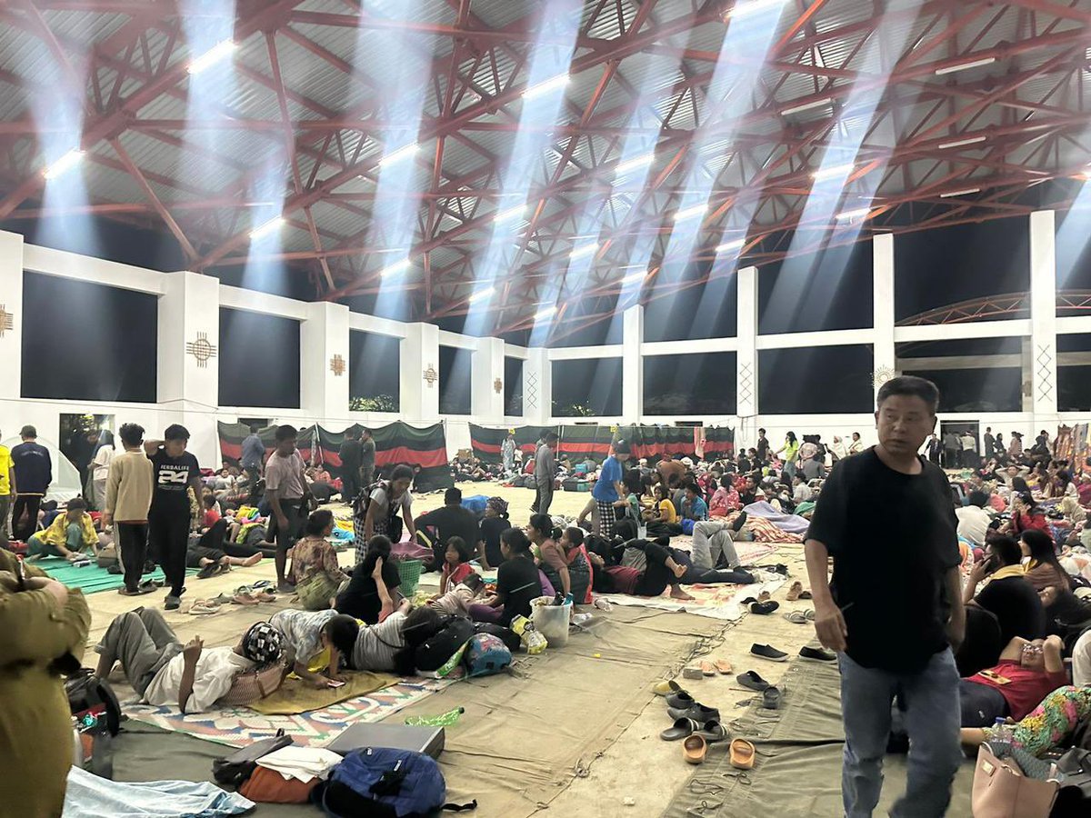 Deikimmisao's tweet photo. Words cannot comprehend how heavy my heart feels to see this sight. 

The only commonality shared amongst the hapless tribals, tends to be the lost homes, lost belongings and most tragically, lost loved ones. 

In pic: Kukis seeking shelter at a camp in Mantripukhri 

#Manipur https://t.co/ZDJft6Y9Xs