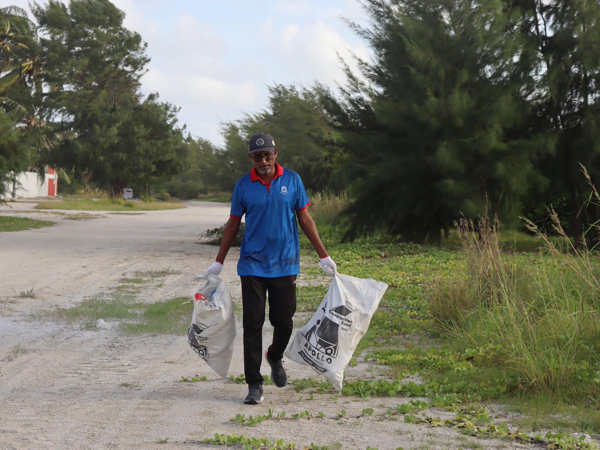 mnu_tc's tweet photo. ނަރުހުންގެ ދުވަހުގެ ހަރަކާތްތަކުގެ ތެރެއިން  ތިނަދޫގެ ހުޅަނގުފަރާތު ގޮޑުދޮށް ސާފުކުރުން. 
@MNUedu 
Neyka - TC https://t.co/MAHVGngaiJ