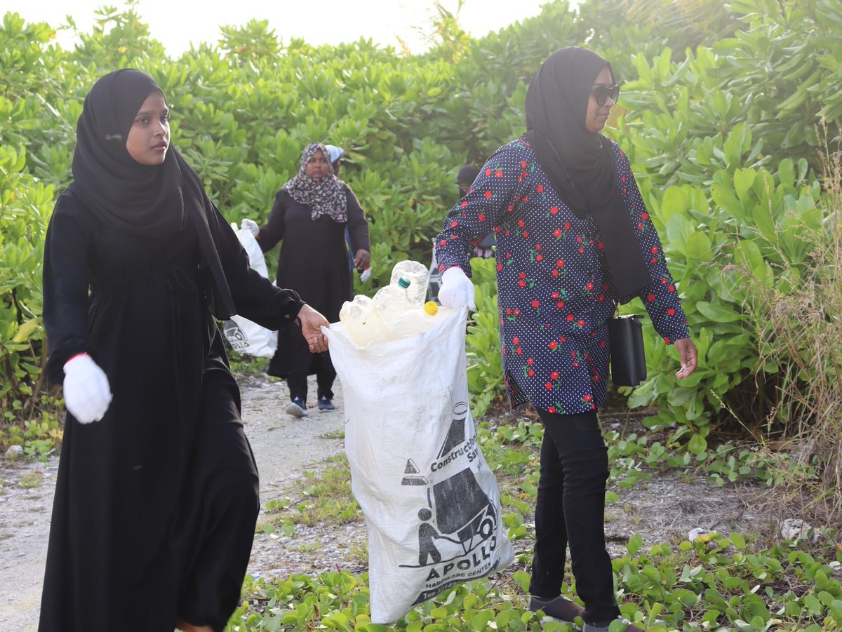 mnu_tc's tweet photo. ނަރުހުންގެ ދުވަހުގެ ހަރަކާތްތަކުގެ ތެރެއިން  ތިނަދޫގެ ހުޅަނގުފަރާތު ގޮޑުދޮށް ސާފުކުރުން. 
@MNUedu 
Neyka - TC https://t.co/MAHVGngaiJ
