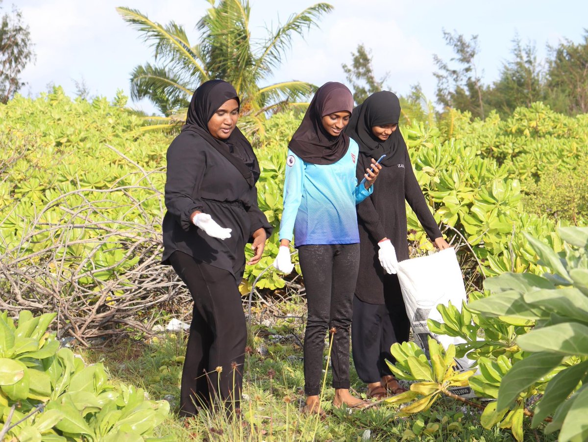 mnu_tc's tweet photo. ނަރުހުންގެ ދުވަހުގެ ހަރަކާތްތަކުގެ ތެރެއިން  ތިނަދޫގެ ހުޅަނގުފަރާތު ގޮޑުދޮށް ސާފުކުރުން. 
@MNUedu 
Neyka - TC https://t.co/MAHVGngaiJ