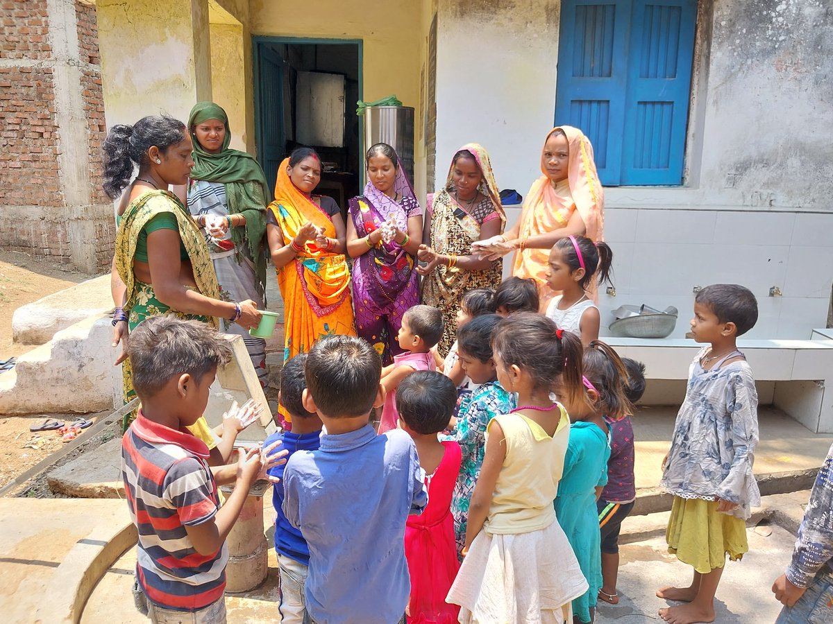 SubhashBanskar's tweet photo. *Clean Habit Clean India*
Adopt cleanliness, get rid of diseases.Stay clean, stay healthy, stay cool.
"Wash hands with soap before eating and after toilet"
       Anganwadi Center Jargi, Mandla.#School4dev.#SBC UNICEF MP @Jhimly2 @monicamaurya2 https://t.co/QbMPxoQLK3
