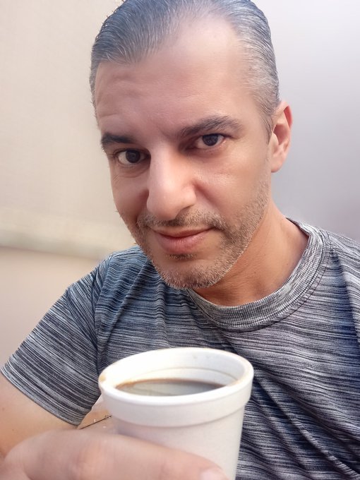 Vem tomar caf&eacute; comigo? Agora voc&ecirc; bebe depois te dou uma comidinha gostosa 🤤 Bora? https://t.co/n9pr