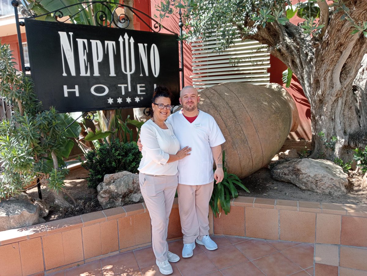 esmentcomunidad's tweet photo. Alex se ha incorporado nuevamente al Hotel Neptuno, después de un periodo largo de pandemia. El hotel ahora pertenece a la compañía suiza Universal Beach Hotels. https://t.co/yDU2hHfRL5