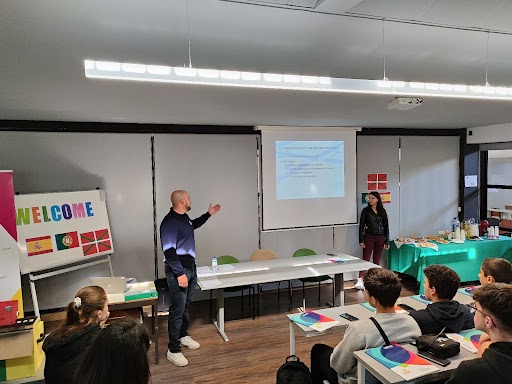 elektronikadb's tweet photo. EUS- Eman diogu hasiera #AI4Females #KA2 proiektuari. Espinhon, #CEPROF-ekoekin elkarlanean, ikasle zein irakasleek ekintza ezberdinak burutuko dituzte Inteligentzia Artifizialaren mundua gehiago ezagutu dezaten.

#Erasmus #Europa #inteligenciaartificial #IoT #STEAM @FPdonboscoLH https://t.co/LkCNwmMQWd