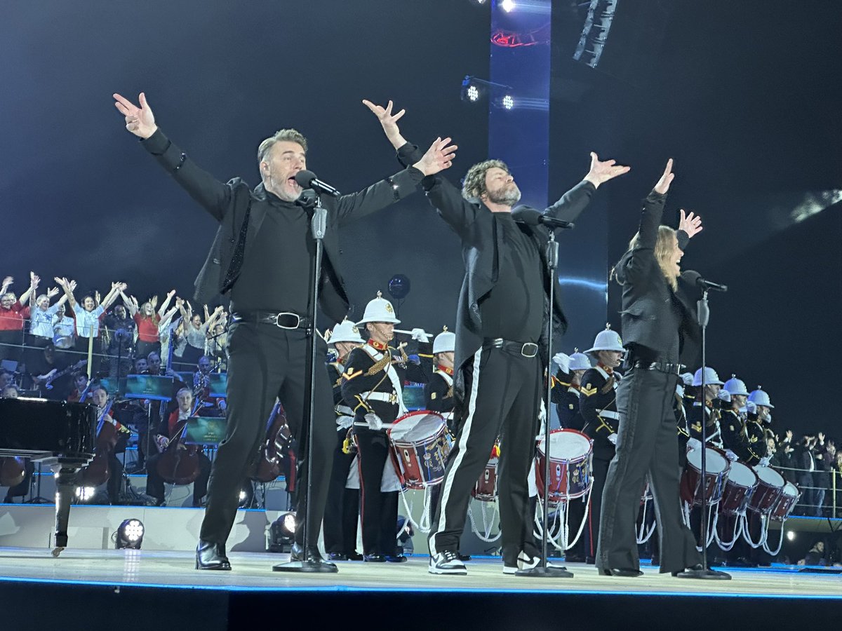 norma_green's tweet photo. @HowardDonald @GaryBarlow - loved, loved, loved the show yesterday - amazing to be so close too - I was sooooo hoping Jason would make an appearance though #CoronationConcert https://t.co/jH51eug0In