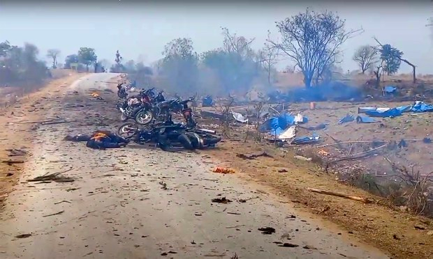 This image grab from a video shows the  aftermath of the #Myanmar junta’s shelling and airstrikes on Pa Zi Gyi  village, Kanbalu township, Sagaing region on April 11, 23. Nearly 200 civilians were killed in the attack. @drzarni @Weidenholzer @BaheyHassan 
rfa.org/english/commen…