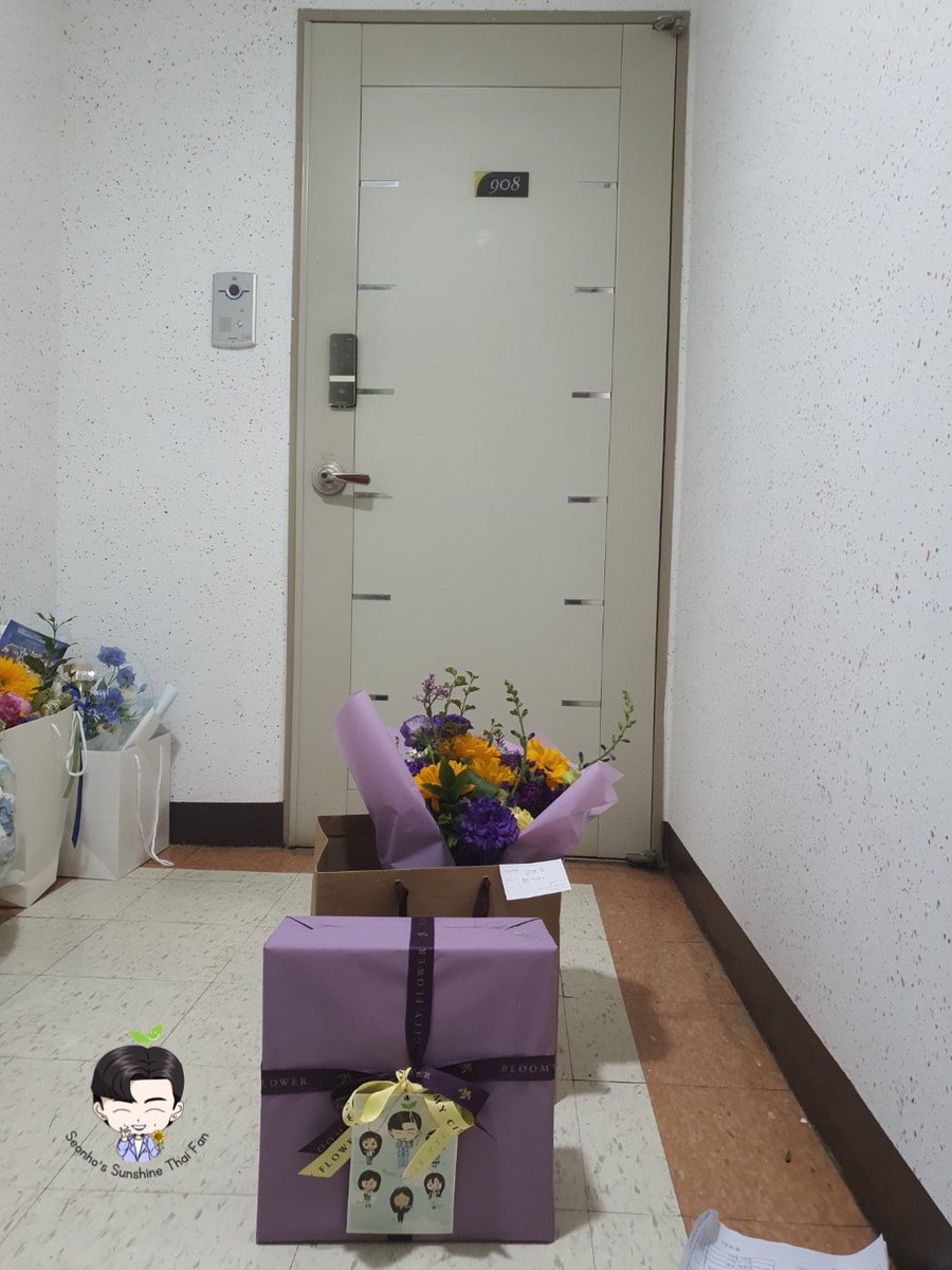 SH__sunshineTH's tweet photo. KSH DAY ของขวัญและการ์ดอวยพรชิ้นแรกจากบ้านหลังเล็กๆ ของพวกเรา ได้ส่งให้คุณคิมซอนโฮแล้วนะคะ เราจะเป็นดอกทานตะวันที่หันไปส่งยิ้มให้ดวงอ��ทิตย์ในทุกๆวัน ขอให้ดวงอาทิตย์ของเราสุขภาพแข็งแรง และเปล่งประกายแบบนี้ตลอดไปค่ะ
#김선호 #คิมซอนโฮ #Kimseonho #seonhosunshineTH
#PreferredSEONHODay https://t.co/4zFOwJPq4D