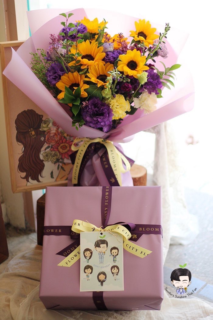 SH__sunshineTH's tweet photo. KSH DAY ของขวัญและการ์ดอวยพรชิ้นแรกจากบ้านหลังเล็กๆ ของพวกเรา ได้ส่งให้คุณคิมซอนโฮแล้วนะคะ เราจะเป็นดอกทานตะวันที่หันไปส่งยิ้มให้ดวงอ��ทิตย์ในทุกๆวัน ขอให้ดวงอาทิตย์ของเราสุขภาพแข็งแรง และเปล่งประกายแบบนี้ตลอดไปค่ะ
#김선호 #คิมซอนโฮ #Kimseonho #seonhosunshineTH
#PreferredSEONHODay https://t.co/4zFOwJPq4D