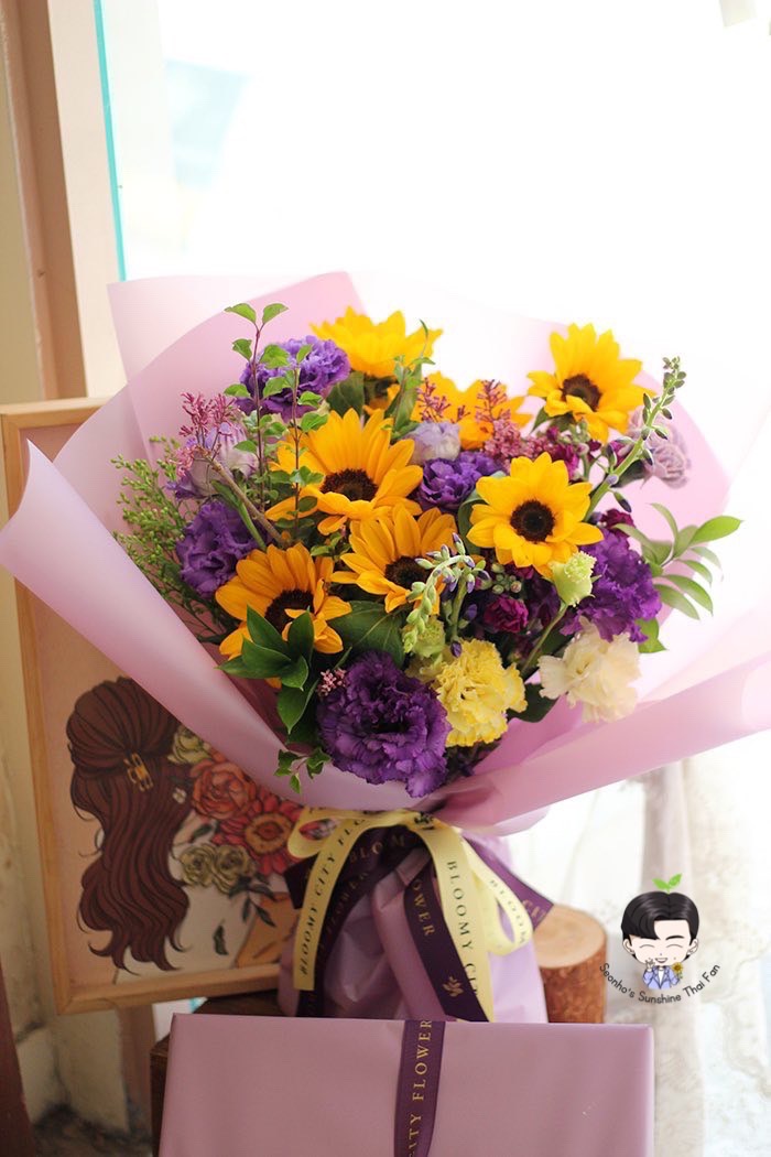 SH__sunshineTH's tweet photo. KSH DAY ของขวัญและการ์ดอวยพรชิ้นแรกจากบ้านหลังเล็กๆ ของพวกเรา ได้ส่งให้คุณคิมซอนโฮแล้วนะคะ เราจะเป็นดอกทานตะวันที่หันไปส่งยิ้มให้ดวงอ��ทิตย์ในทุกๆวัน ขอให้ดวงอาทิตย์ของเราสุขภาพแข็งแรง และเปล่งประกายแบบนี้ตลอดไปค่ะ
#김선호 #คิมซอนโฮ #Kimseonho #seonhosunshineTH
#PreferredSEONHODay https://t.co/4zFOwJPq4D