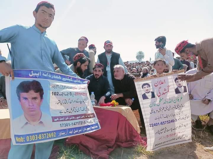HajiAyoubSh's tweet photo. صبا ماسپښین 2 بجئ کبل چوک کښې د مسنګ پرسنز احتجاج دی دکومو خلکو چی خپل خپلوان جبري لادرکه وي هغوی ته خواست دی چی راشي او ورسره دمظلومانو غږ بدرګه کړي.
#جبری_ګمشدګي_نامنظور https://t.co/5UGhL077fw