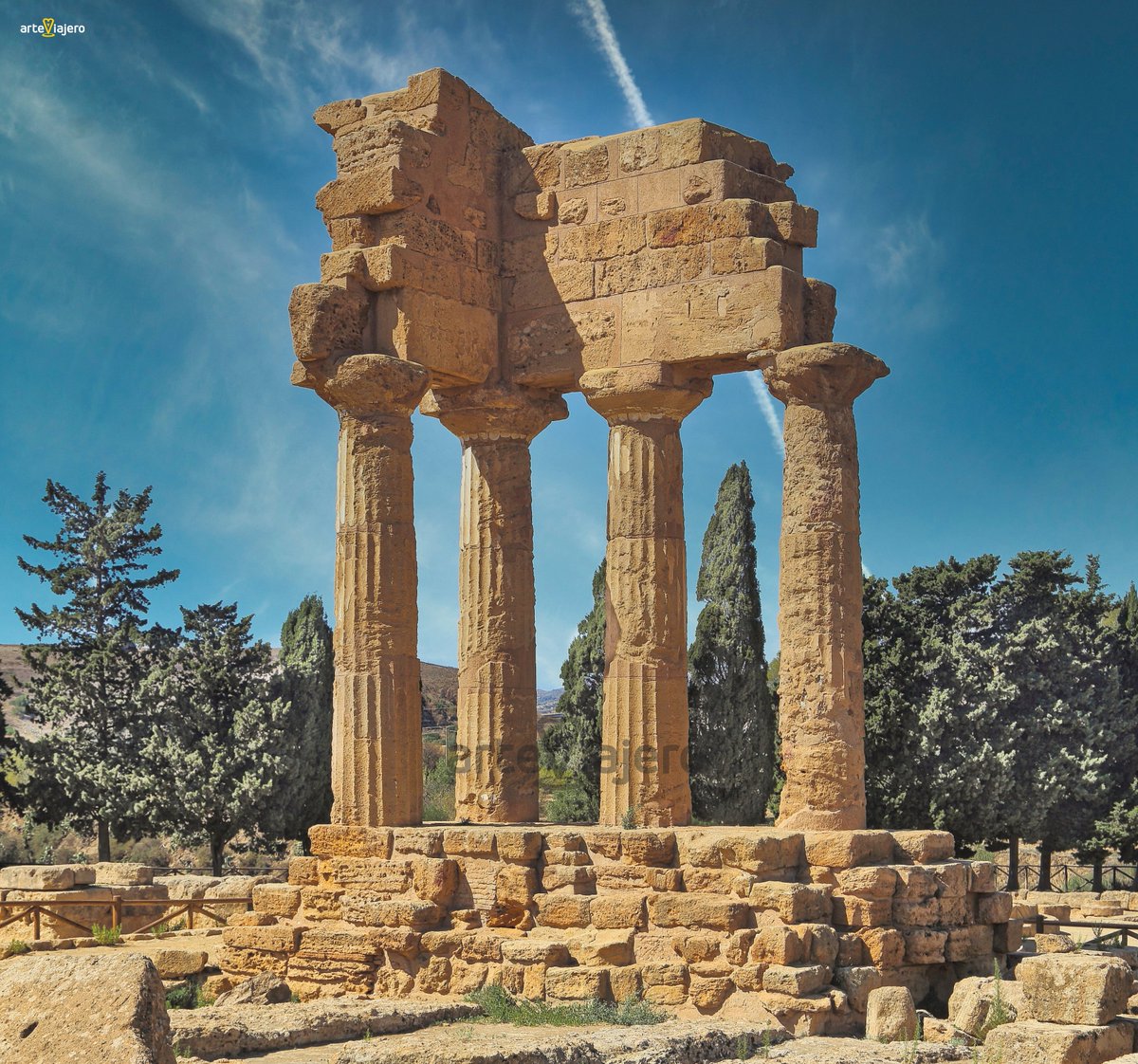 arteviajero_com's tweet photo. El Valle de los Templos, situado en Agrigento (Sicilia), conserva magníficos templos griegos de orden dórico que comenzaron a construirse en el S. VI a. C. Este yacimiento arqueológico fue declarado Patrimonio de la Humanidad por la UNESCO en 1997 #FelizLunes #photography https://t.co/ssAWQyH4TB