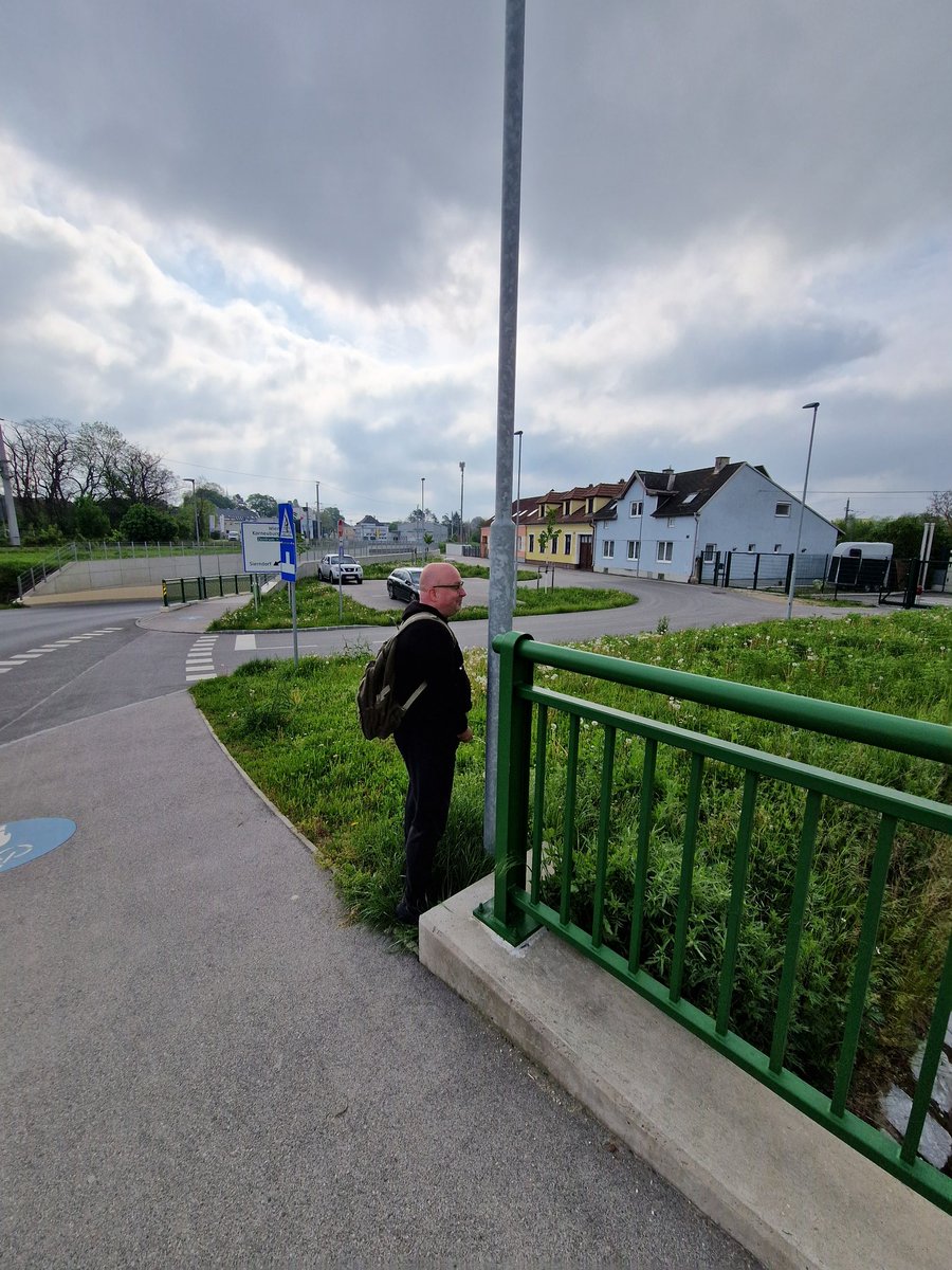 LaufhausKoenig's tweet photo. ..es war noch nie so #einfach um gegen die #FPÖ zu demonstrieren, einfach indem man #Jogginganzug trägt, so wie es #WalterGerhardPiranty zwar nicht #milieubedingt aber trotzdem seit Geburt #täglich in seinen #Schnellfickerhosen tut..
😜🤣👌
#adidas  #nike #jogginghosenverbot https://t.co/zDzChN5upI