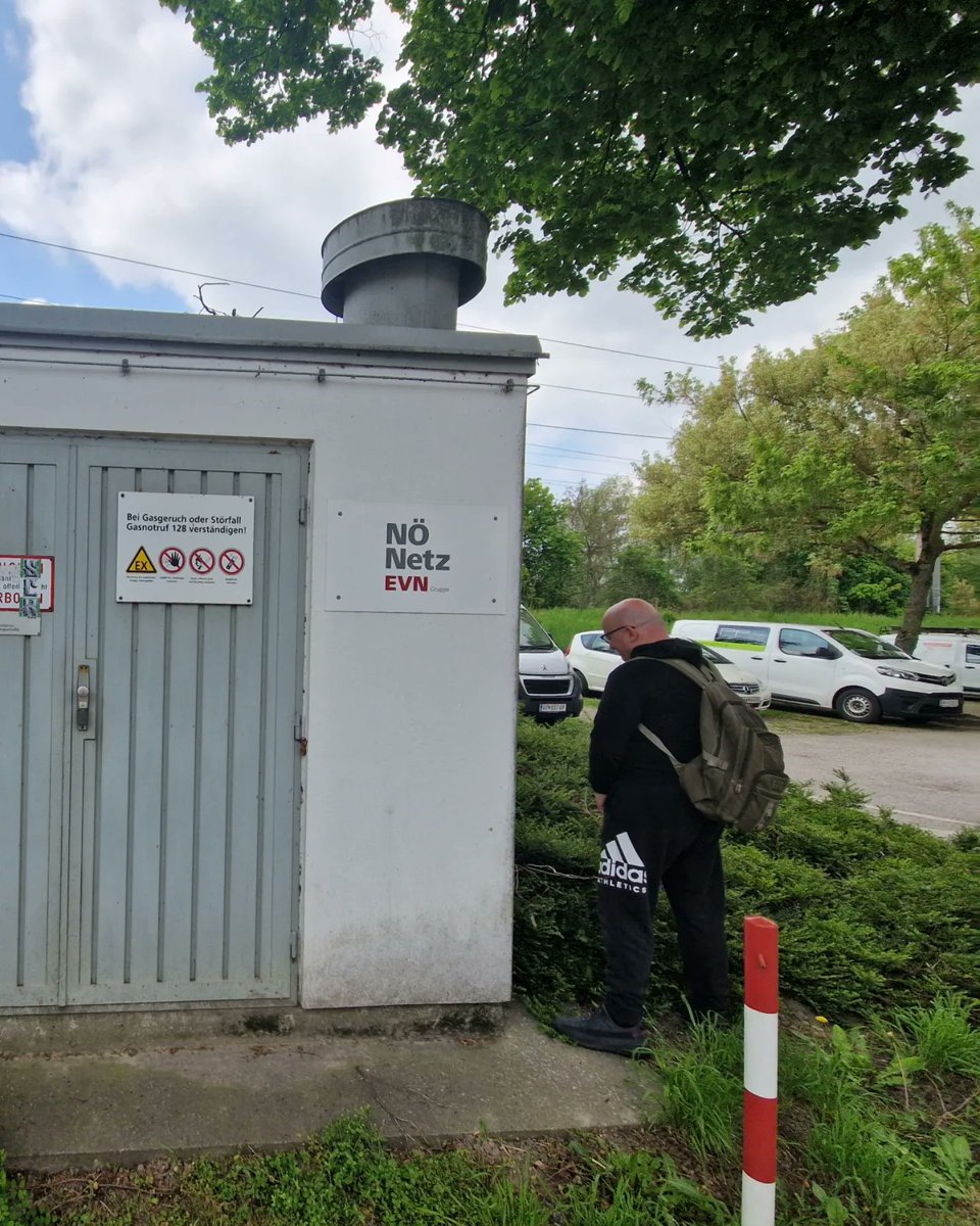 LaufhausKoenig's tweet photo. ..es war noch nie so #einfach um gegen die #FPÖ zu demonstrieren, einfach indem man #Jogginganzug trägt, so wie es #WalterGerhardPiranty zwar nicht #milieubedingt aber trotzdem seit Geburt #täglich in seinen #Schnellfickerhosen tut..
😜🤣👌
#adidas  #nike #jogginghosenverbot https://t.co/zDzChN5upI