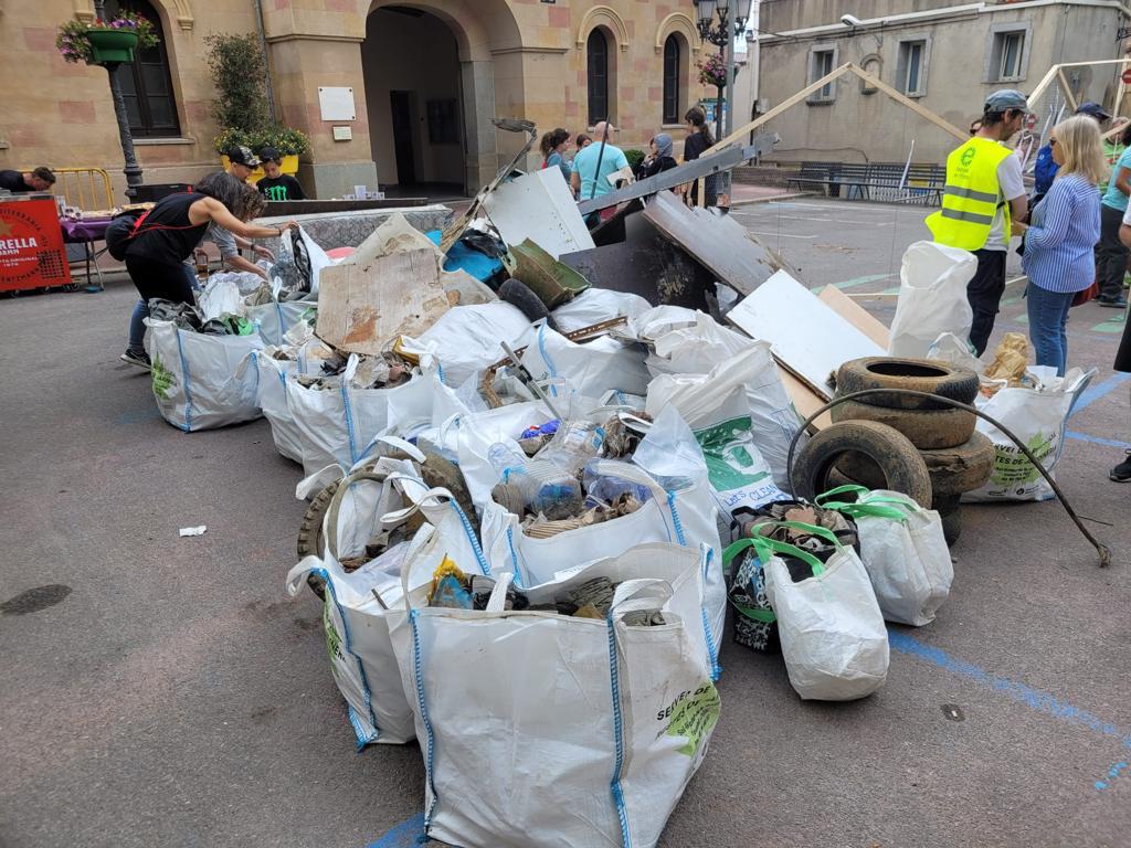 vilassardedalt's tweet photo. Aquest diumenge va tenir lloc una nova edició del #LetsCleanUpDay, una iniciativa de neteja de l'entorn natural amb l'objectiu de sensibilitzar sobre els problemes dels residus als boscos. 
A Vilassar es van recollir dues tones i mitja de deixalles

ℹ https://t.co/PQwHrrRZ0k https://t.co/FSMc4T31ID
