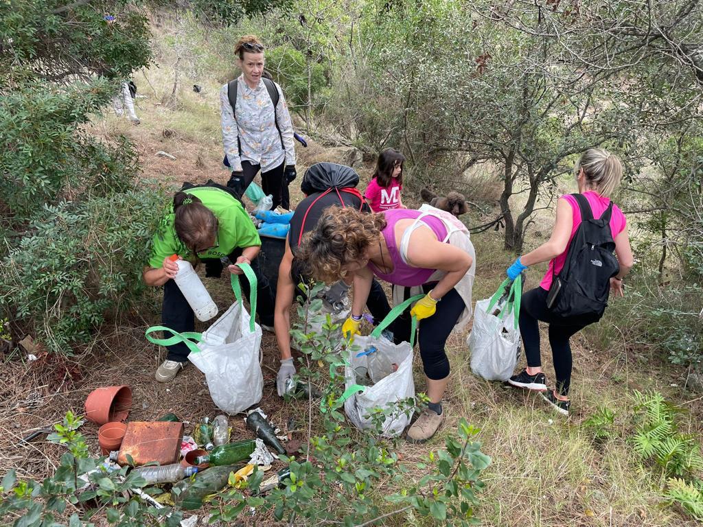 vilassardedalt's tweet photo. Aquest diumenge va tenir lloc una nova edició del #LetsCleanUpDay, una iniciativa de neteja de l'entorn natural amb l'objectiu de sensibilitzar sobre els problemes dels residus als boscos. 
A Vilassar es van recollir dues tones i mitja de deixalles

ℹ https://t.co/PQwHrrRZ0k https://t.co/FSMc4T31ID