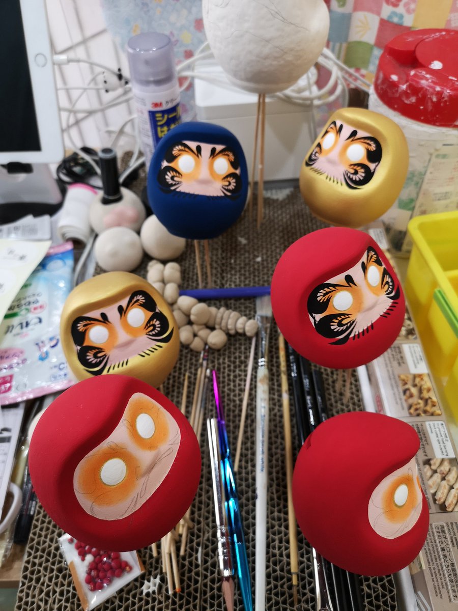 sai_no_me_888's tweet photo. 今日は顔をかきかき。
背景と化している山積みのマグネット小物とだいちゃんず。全部描き終えたら…中サイズの子を描くんだ… https://t.co/Y2ud2eSdWv