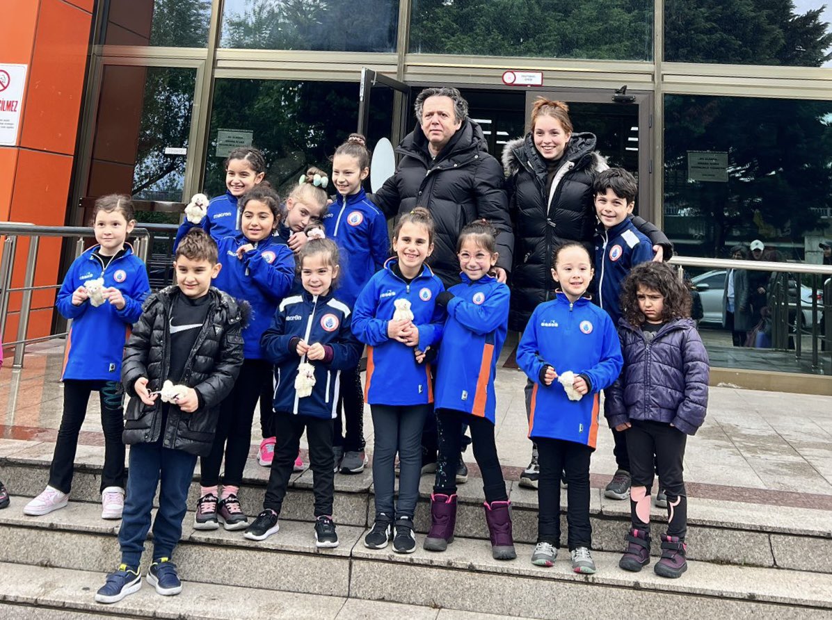 ibbsporkulubu's tweet photo. ⛸️Kocaeli’de düzenlenen Artistik Buz Pateni Test Yarışmasında, 28 sporcumuz testi başarıyla tamamlayarak üst gruplarında mücadele etme hakkı elde etti.👏👏 https://t.co/QtfElaiRes
