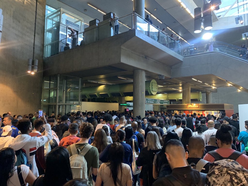 Bielchitos's tweet photo. Uma bela segunda-feira na estação Vila Prudente do metrô. #BSDP https://t.co/aOhltOHbOM
