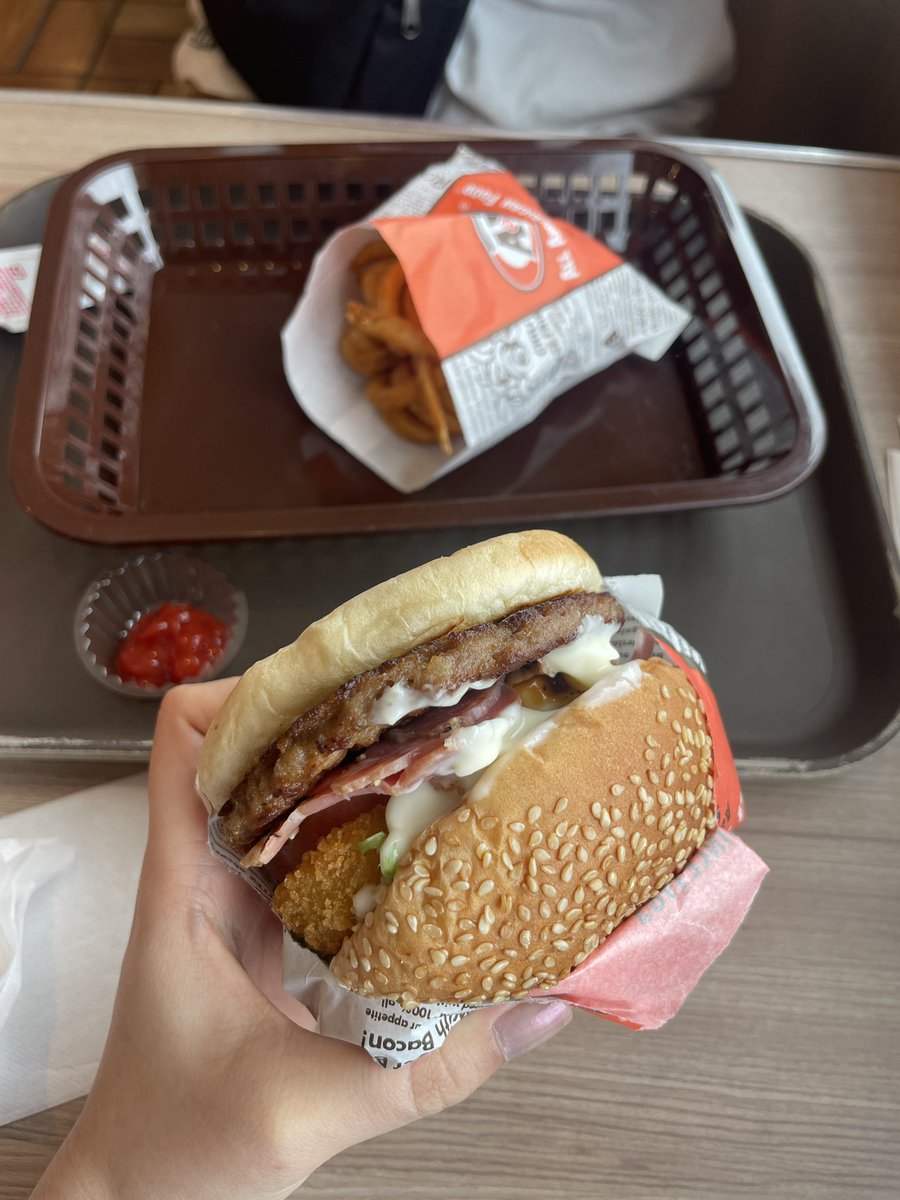 blu_oasis22's tweet photo. 🍔A&amp;W 
오키나와에만 있는 햄버거집 미국식 드라이브스루 주차해놓고 기다리면 직원들이 가져다주는 시스템 (과거 미국이 점령한 시기에 생겨 미국에는 없어졌지만 오키나와엔 남아있는 경우의 브랜드 다수) 나는 매장 이용했는데 맛있었음! 컬리후라이 꼭 먹어주기! https://t.co/fGhNp8wyft