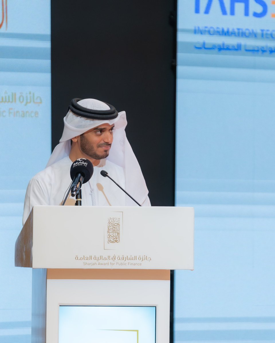 m_almannaei's tweet photo. برعاية وحضور سمو الشيخ سلطان بن محمد بن سلطان القاسمي ولي العهد نائب حاكم الشارقة تم تكريم الفائزين بجائزة الشارقة في المالية العامة 

 ولأني تشرفت بمصافحته فاسمحولي أشاطركم فرحتي😁
.. نفرح والله يوم تجمعنا المناسبات فيهم ولاة أمرنا وشيوخنا الطيبين https://t.co/FBTGJboQ2s