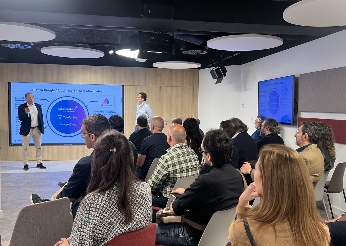 AltostratusSL's tweet photo. Excelente jornada con diversos representantes de #universidades y grupos de #investigación en #Barcelona 🔬

Junto a especialistas de @GoogleCloud_ES , #Altostratus y @Telefonica, exploramos cómo la tecnología #cloud puede transformar el sector #research y  #education🚀☁️ https://t.co/sU6PWcPszY