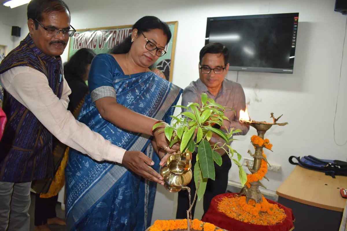 Sidac_Odisha's tweet photo. "A 6 day "Training of Trainers" programme for the Master Crafts persons of different crafts was inagurated by Smt. Pranati Chhotray (IAS), Director, Handicrafts, Odisha today in the presence of Member Secretary, #SIDAC and other officials of SIDAC.
#skillanddevelopment https://t.co/0OI6TnUizB