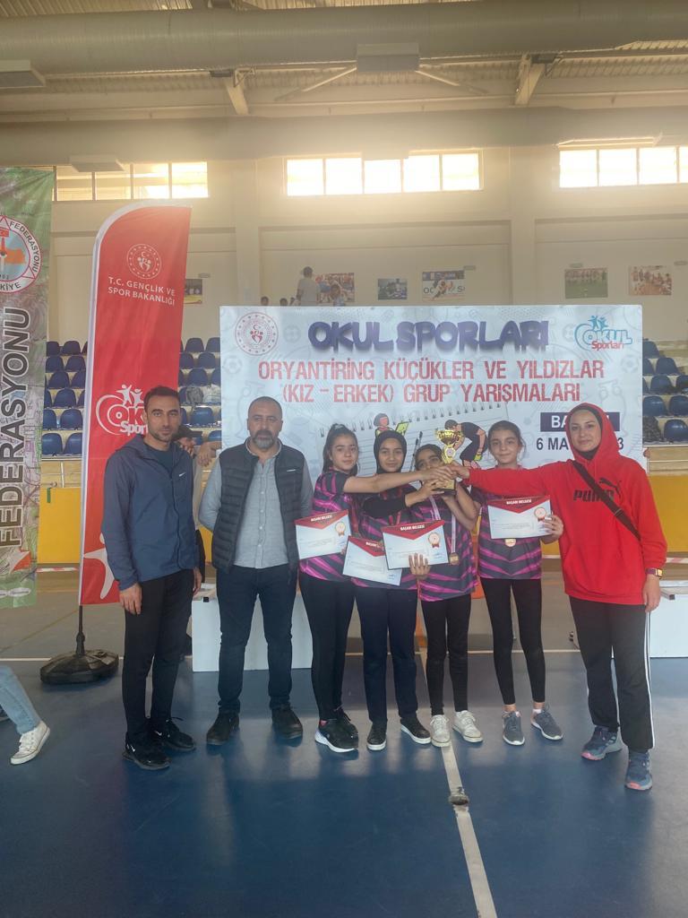 ByknCmhrytoo's tweet photo. Batman ilinde düzenlenen okul sporları oryantiring küçükler ve yıldızlar grup yarışmalarında okulumuz küçük kızlar kategorisinde 3. Olarak Türkiye şampiyonasına gitmeye hak kazanmıştır. Emeği geçen öğretmen ve öğrencilerimizi tebrik ederiz.@Baykanmem @vahap_gulmez @mem_siirt https://t.co/LXsGAhKaFA