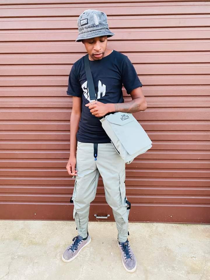 KasiEconomy's tweet image. Sello is a young fashion designer from Rethabiseng Township.

He makes bags that can be converted into jackets 🙌🏾🙌🏾🙌🏾