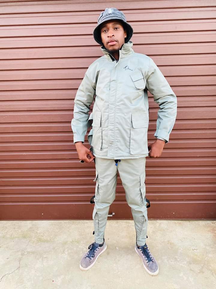 KasiEconomy's tweet image. Sello is a young fashion designer from Rethabiseng Township.

He makes bags that can be converted into jackets 🙌🏾🙌🏾🙌🏾