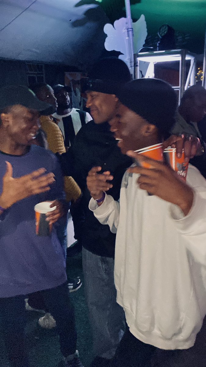 Africana_Twins's tweet photo. Yoh 🔥🔥🔥 we met @speedstabro. Wat a cool human being.
#speedsta
#twins https://t.co/UL3uo4O4jU