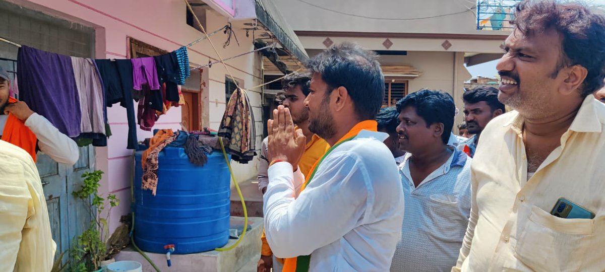 KrishnaNaik07's tweet photo. ಇಂದು ಹೂವಿನಹಡಗಲಿಯ 5ನೇ ವಾರ್ಡಿನಲ್ಲಿ ಮನೆ ಮನೆಗೆ ತೆರಳಿ ಮತಯಾಚನೆ ಮಾಡಿದೆನು.
#krishnanaik #bjphuvinahadagali https://t.co/ulr8AID9UY