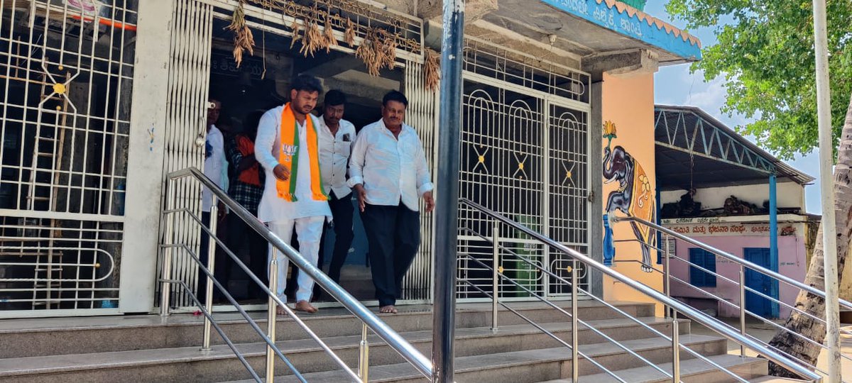 KrishnaNaik07's tweet photo. ಇಂದು ಹೂವಿನಹಡಗಲಿಯ 5ನೇ ವಾರ್ಡಿನಲ್ಲಿ ಮನೆ ಮನೆಗೆ ತೆರಳಿ ಮತಯಾಚನೆ ಮಾಡಿದೆನು.
#krishnanaik #bjphuvinahadagali https://t.co/ulr8AID9UY