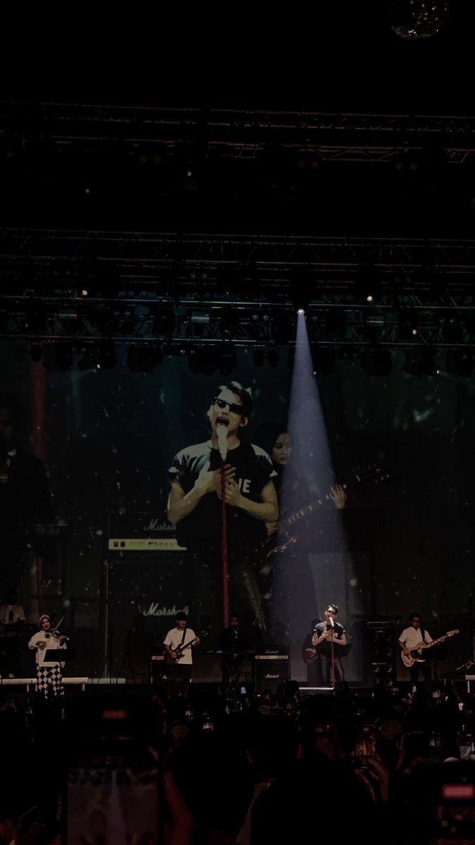 ewadablablablur's tweet photo. Sambil galau sambil buat random shot of @haelhusaini #malamterpalinggalauindonesia #mtgi #mgi #zeppkl @ELMIELMO https://t.co/InOvtRyQRO