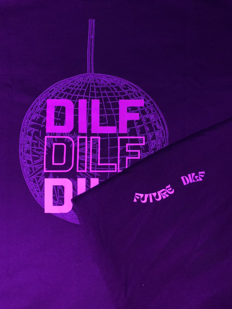 Alô muchachos! acabámos de lançar as nossas novas t-shirts😼 que podem ter visto a ser usadas pelos membros da comissão na festa de sábado 
encomendem já as vossas por 9.50€ 🫶🏻🫶🏻