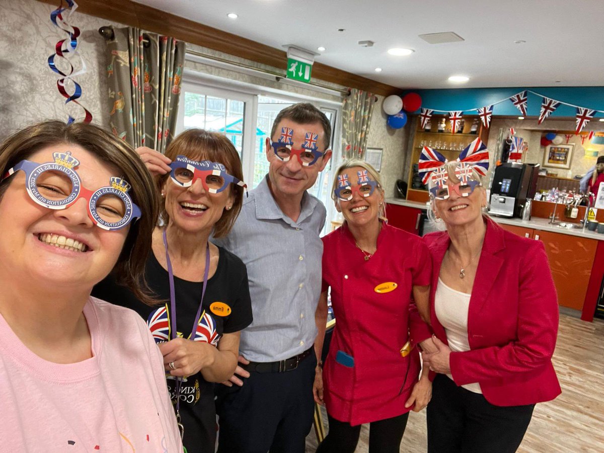 HallmarkSurrey's tweet photo. We’ve had a great time celebrating the Coronation Lakeview Care Home. 🍰👑🇬🇧🥂#coronation #lightwater #carehome https://t.co/dYqsjhqPTC
