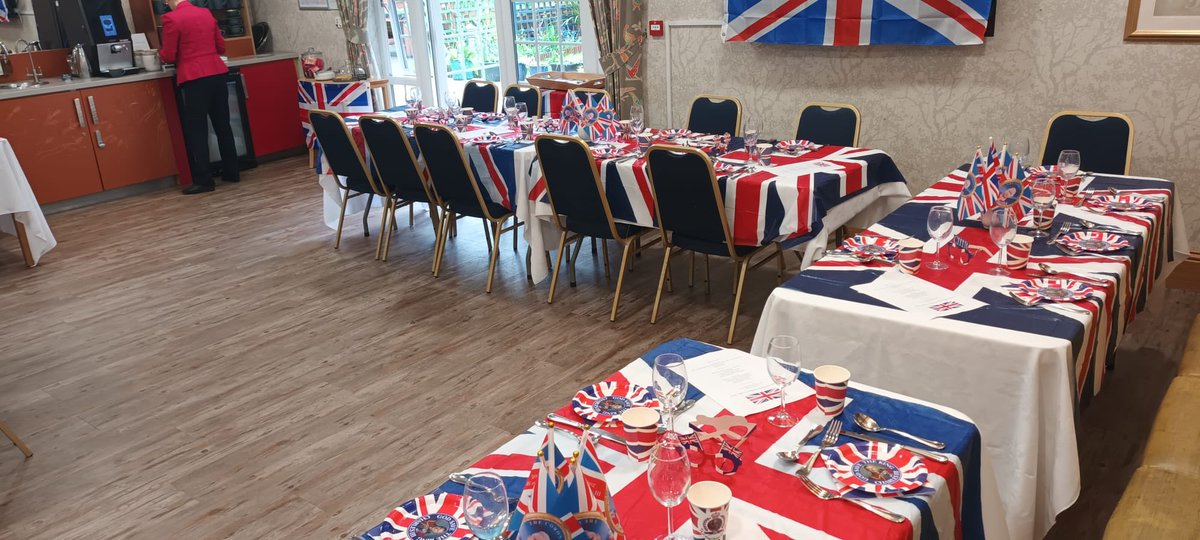 HallmarkSurrey's tweet photo. We’ve had a great time celebrating the Coronation Lakeview Care Home. 🍰👑🇬🇧🥂#coronation #lightwater #carehome https://t.co/dYqsjhqPTC
