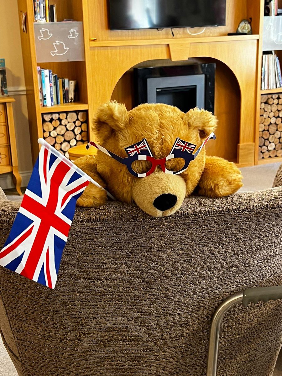 HallmarkSurrey's tweet photo. We’ve had a great time celebrating the Coronation Lakeview Care Home. 🍰👑🇬🇧🥂#coronation #lightwater #carehome https://t.co/dYqsjhqPTC