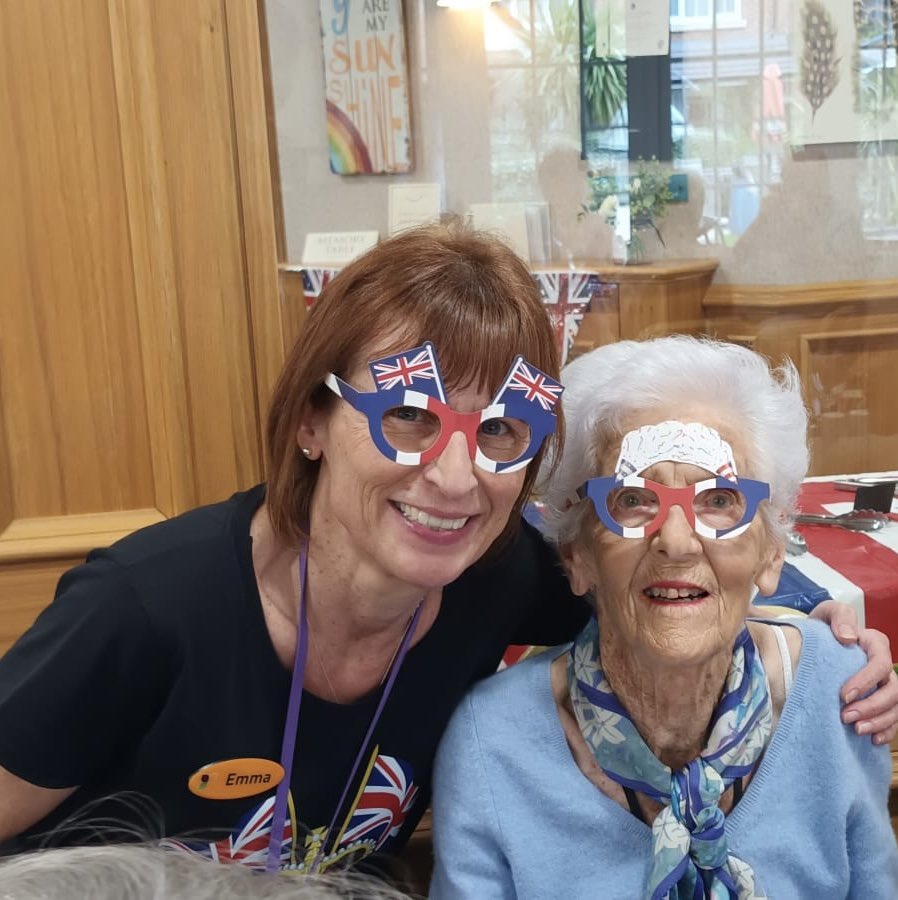 HallmarkSurrey's tweet photo. We’ve had a great time celebrating the Coronation Lakeview Care Home. 🍰👑🇬🇧🥂#coronation #lightwater #carehome https://t.co/dYqsjhqPTC
