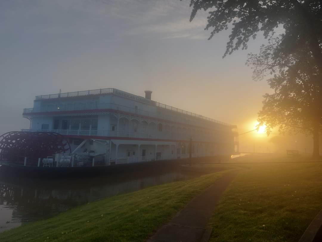 kyblueblood's tweet photo. Good Morning !!
American Countess Steamboat, Visiting Augusta, Kentucky 
This is Definitely a Road Trip today!!
#ohioriverway 
#LVAKentucky 
#cincinnati 
#roadtrip 
#brackencountyky 
#augustaky https://t.co/ueGrGhOlyR